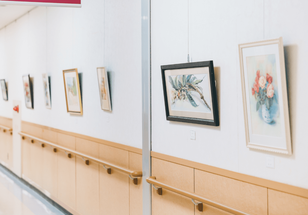 院内の廊下の壁に飾られている複数の絵画の画像